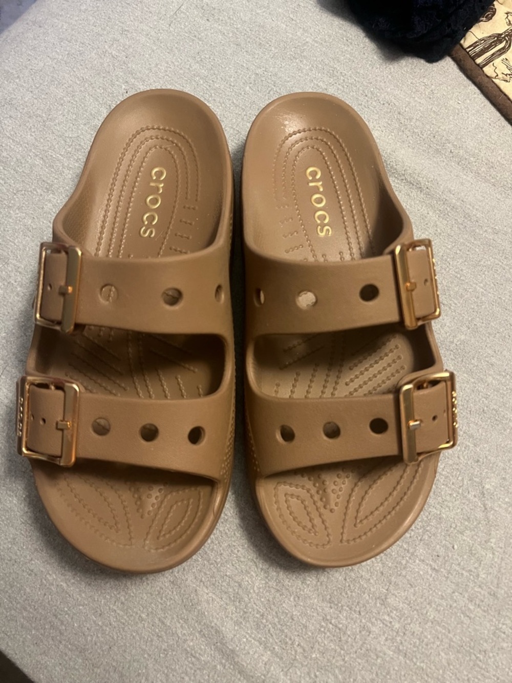 CROCS Women’s Metallic Buckle Saturday Sandal